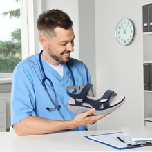 Lade das Bild in den Galerie-Viewer, OrthoKlara - ergonomische, schmerzlindernde & rutschfeste Sandalen für Damen