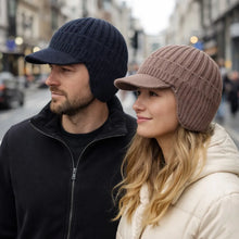 Lade das Bild in den Galerie-Viewer, Fjordwarm – Skandinavische Mütze mit warmem Ohrenschutz