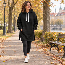 Lade das Bild in den Galerie-Viewer, KuschelLiebe – extra langer Oversize-Wohlfühlhoodie | deckenweich, warm &amp; vorteilhaft geschnitten
